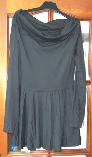 Vestido negro escotado manga larga