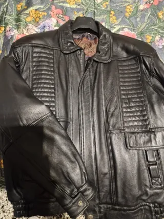 Cazadora de piel negra