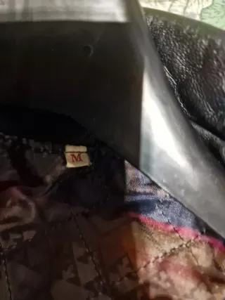 Cazadora de piel negra