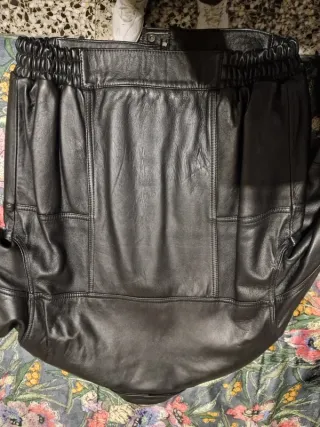 Cazadora de piel negra