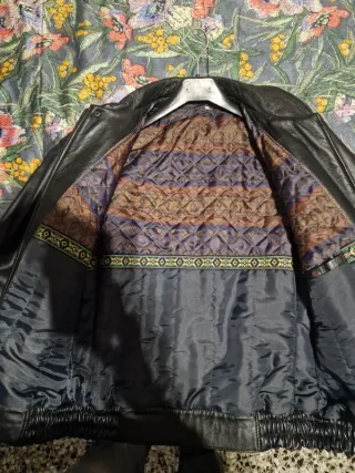 Cazadora de piel negra