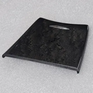 Tapa guantera con detalle cromado