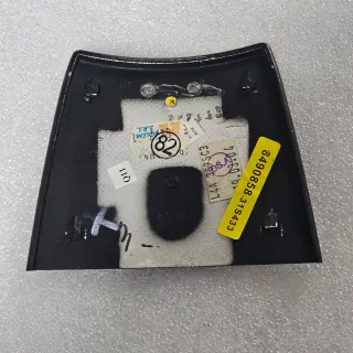 Tapa guantera con detalle cromado