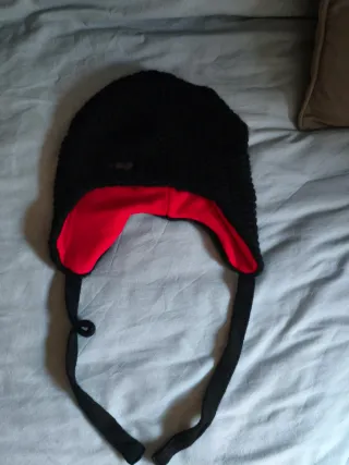 Gorro de lana negro y rojo