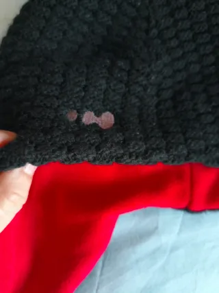 Gorro de lana negro y rojo