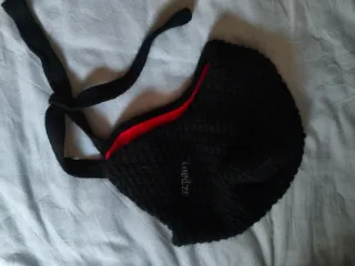 Gorro de lana negro y rojo