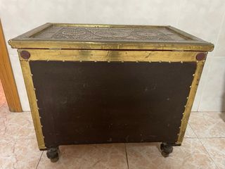 Baúl antiguo madera y metal dorado
