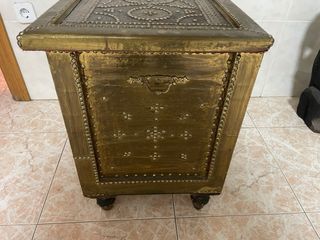 Baúl antiguo madera y metal dorado