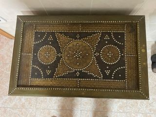 Baúl antiguo madera y metal dorado