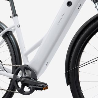 Bicicleta eléctrica todocamino E-Actv 100 cuadro bajo gris