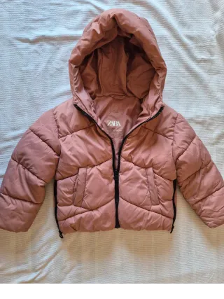 Chaqueta rosa acolchada.