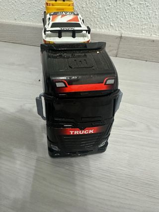 Camión de transporte con 4 coches