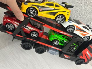 Camión de transporte con 4 coches