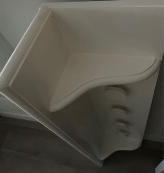 Estantería y perchero en madera maciza blanca.