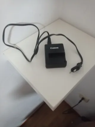 Cámara Canon EOS Digital con objetivo Tamron