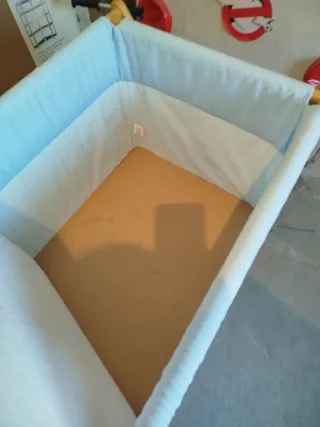 Minicuna para bebé con ruedas