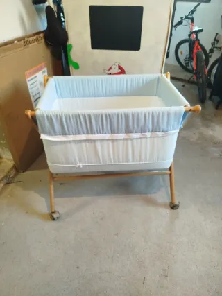 Minicuna para bebé con ruedas