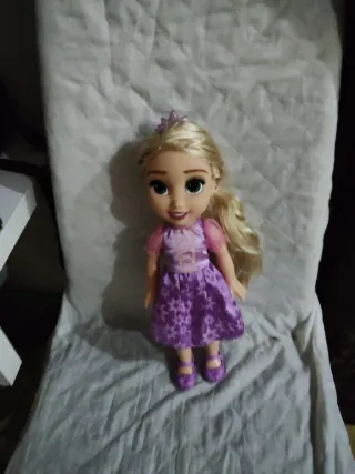 Muñeca estilo Rapunzel morada