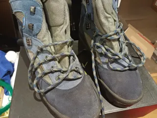 Botas de montaña azules y grises