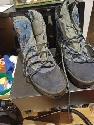 Botas de montaña azules y grises