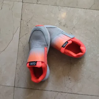 Zapatilla deportiva gris y naranja