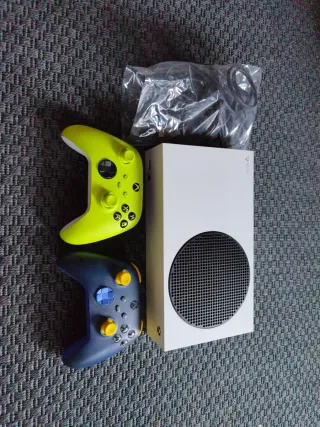 Xbox Series S + 2 Mandos