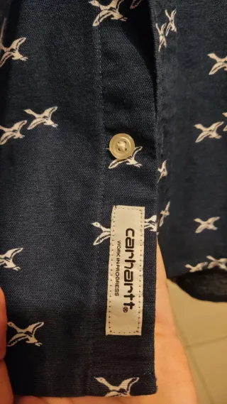 Camisa Carhartt azul marino.