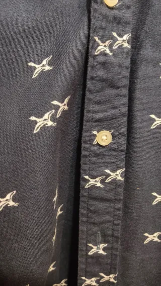 Camisa Carhartt azul marino.