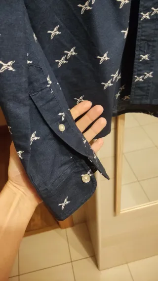 Camisa Carhartt azul marino.