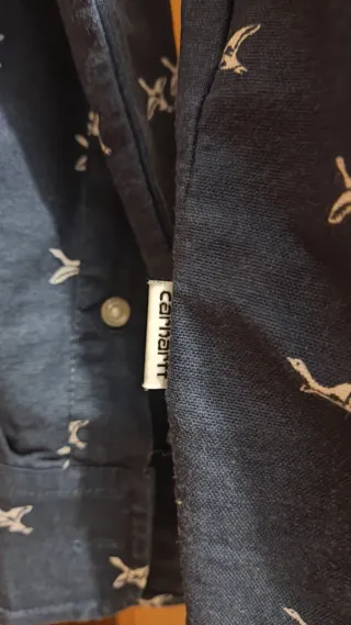 Camisa Carhartt azul marino.