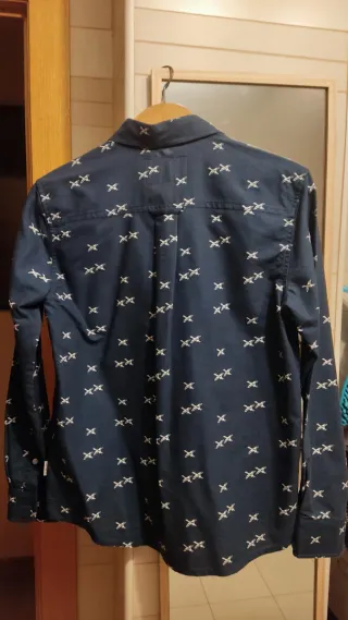 Camisa Carhartt azul marino.