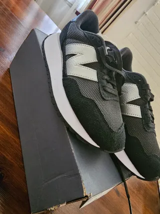 Zapatillas New Balance Mujer Negras y Plateadas