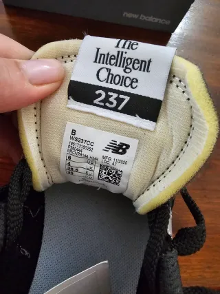 Zapatillas New Balance Mujer Negras y Plateadas