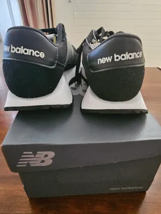 Zapatillas New Balance Mujer Negras y Plateadas