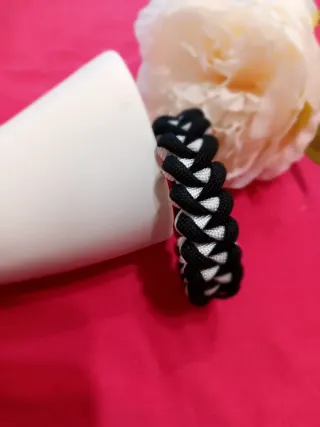 Pulsera Paracord Trenzada Negra y Blanca