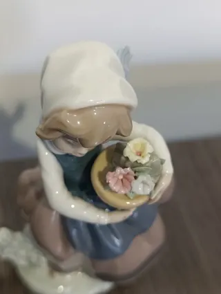 Niña con Flores Lladró "Llegó la Primavera"