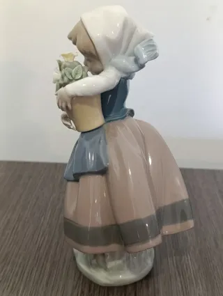 Niña con Flores Lladró "Llegó la Primavera"