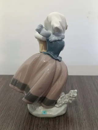 Niña con Flores Lladró "Llegó la Primavera"