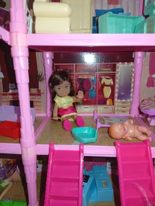 Casa de muñecas rosa con accesorios