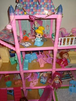 Casa de muñecas rosa con accesorios