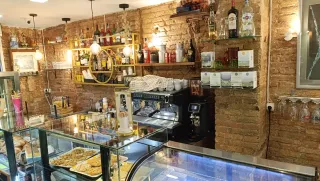 Bar en Sagrada Familia. Licencia C2 y terraza.