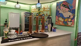 Bar en Sagrada Familia. Licencia C2 y terraza.