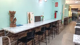 Bar en Sagrada Familia. Licencia C2 y terraza.