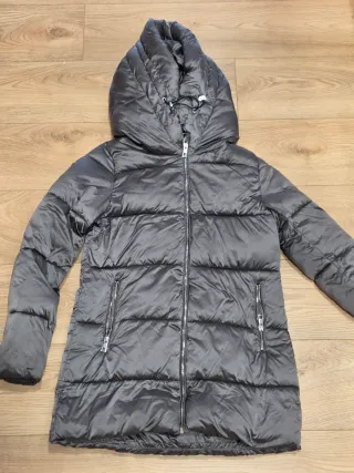 Plumífero gris con capucha