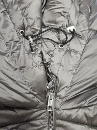 Plumífero gris con capucha