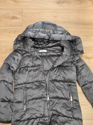 Plumífero gris con capucha