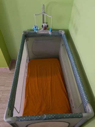 Cuna de viaje con cambiador arriba y colchon