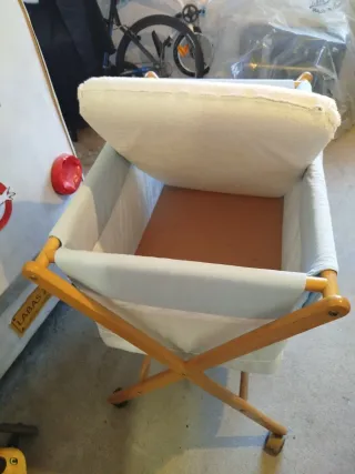 Minicuna con ruedas y vestidura azuly azul claro