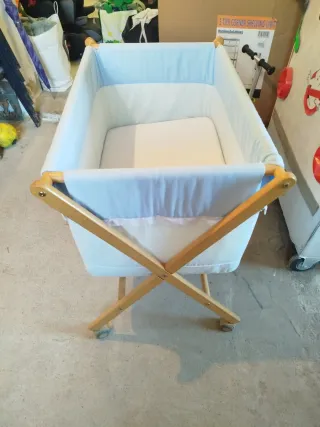 Minicuna con ruedas y vestidura azuly azul claro