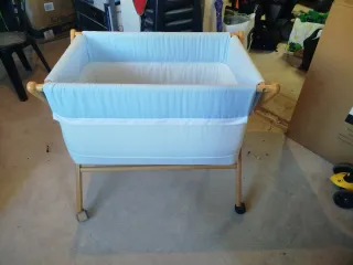 Minicuna con ruedas y vestidura azuly azul claro